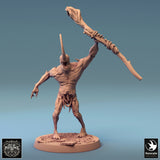 Gehörntes Monster in dynamischer Kampfpose mit Klinge, Vorderansicht.