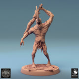 Gehörntes Monster mit Klinge über dem Kopf, seitliche Ansicht.