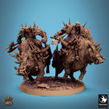 Zwei 32mm Wildschweinreiter Figuren nebeneinander im Vergleich