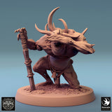 Seitliche Nahaufnahme eines kauernden Putrid Servant Monsters mit gut sichtbaren Hörnern und Hautdetails.