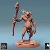 Aufrecht stehende Putrid Servant Monsterminiatur mit Stab, präsentiert als detaillierter 3D-Druck.