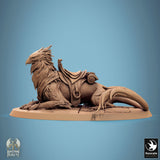 Seitenprofil eines gesattelten Gryph in einer liegenden Ruheposition.