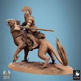 Seitenansicht eines Ritters auf einem Gryph mit Hammer, in laufender Bewegung.