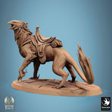 Seitenansicht eines gesattelten Gryph in einer dynamischen Laufpose.