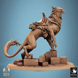 Seitenprofil eines gesattelten Gryph, das auf einem detaillierten Steinsockel steht.