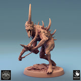 Einäugiges Monster mit erhobener Klinge, dynamische, nach vorne gebeugte Pose.