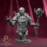 3D-gedruckte Vhalmor Vampirfürst-Büste aus Kunstharz mit Stab und verzierter Kugel vor einem dunkelroten Hintergrund.