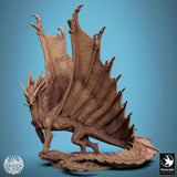 Winkelansicht des Drachen, die den gesamten Körper und den Schwanz auf dem Sockel zeigt.