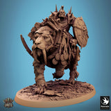 Vorderansicht eines gepanzerten Orc-Kämpfers auf einem Säbelzahntiger mit detaillierter Sattelausrüstung.