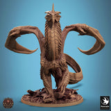 Vorderansicht des Drachen auf einer trümmerreichen Basis mit weit ausgebreiteten Flügeln.