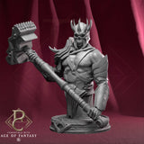 Detaillierte Resin-Büste von Warden Blackhelm mit Totenkopfmaske und massivem Kriegshammer.