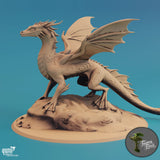 Seitliche Ansicht der 3D-gedruckten Wasserdrachen-Miniatur mit Fokus auf die Oberflächenstruktur