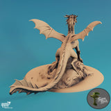 Rückansicht der jungen Wasserdrachen-Miniatur mit Fokus auf Flügel- und Schwanzdetails